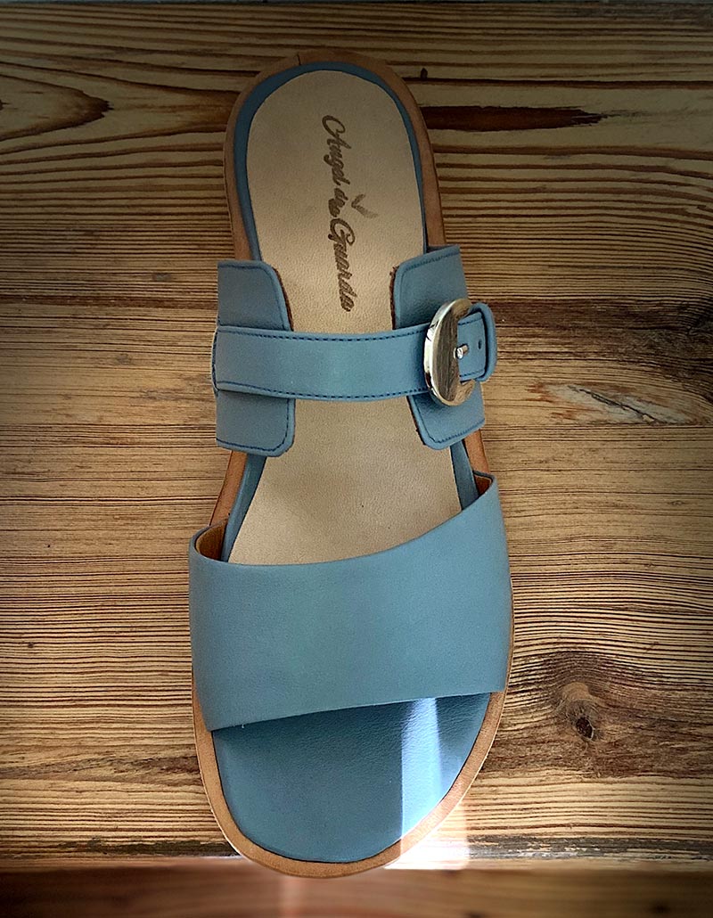 Chancla con hebilla oval