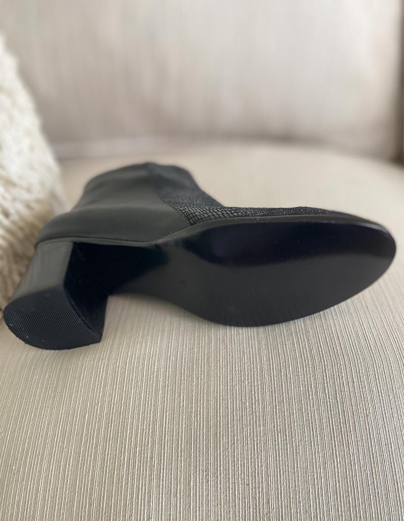 Bota con cierre diagonal negro