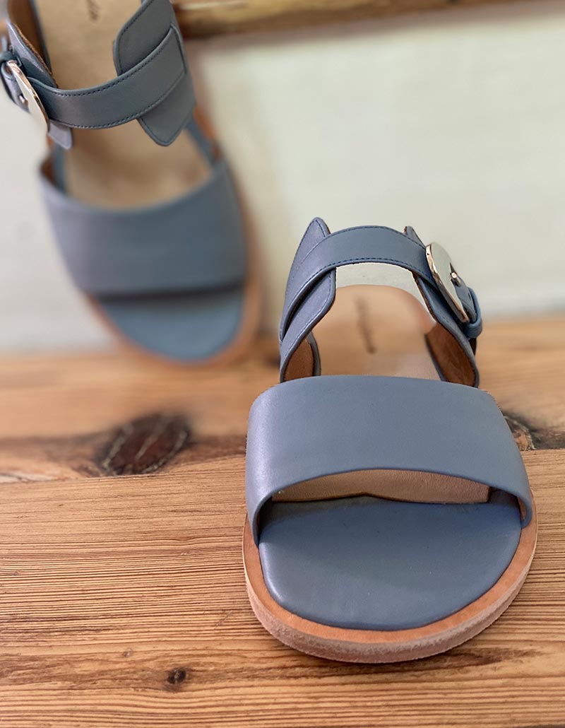 Chancla con hebilla oval